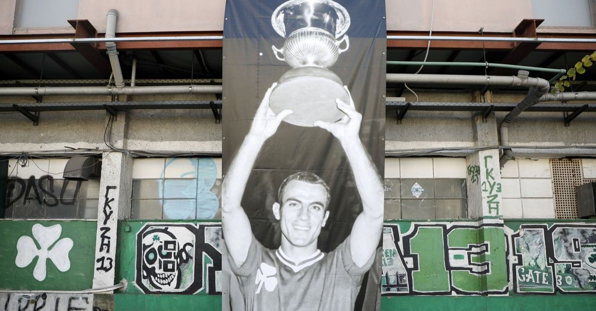 Ρίγη συγκίνησης για τον Μίμη Δομάζο: Η σορός του "Στρατηγού" έξω από τη Λεωφόρο, στα μεγάφωνα ο ύμνος του Παναθηναϊκού